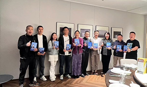 華一強(qiáng)團(tuán)隊(duì)人手一本企業(yè)品牌傳記《夢想之路》